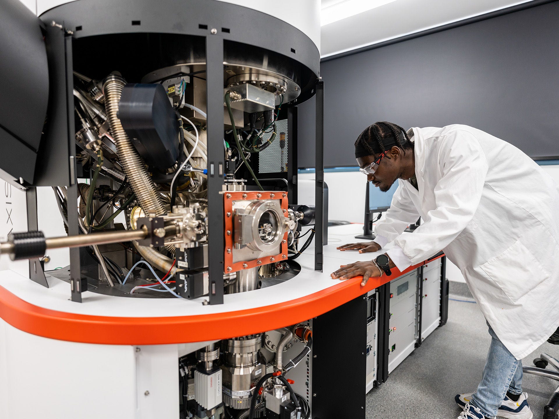 FII PhD student in a lab