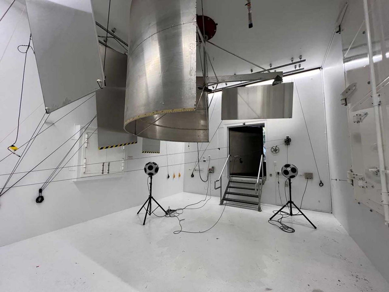 Acoustic chamber receiver room