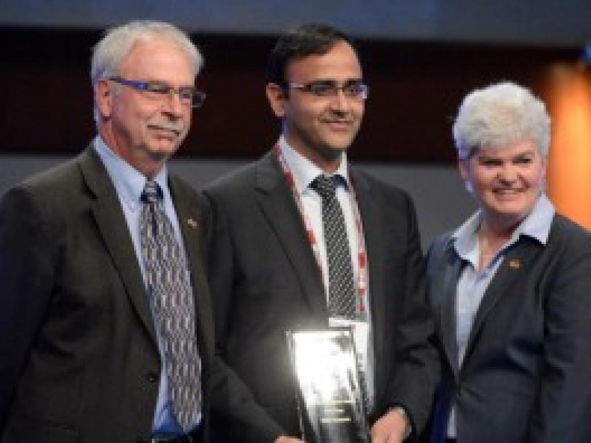 Rajiv Mahajan with his award