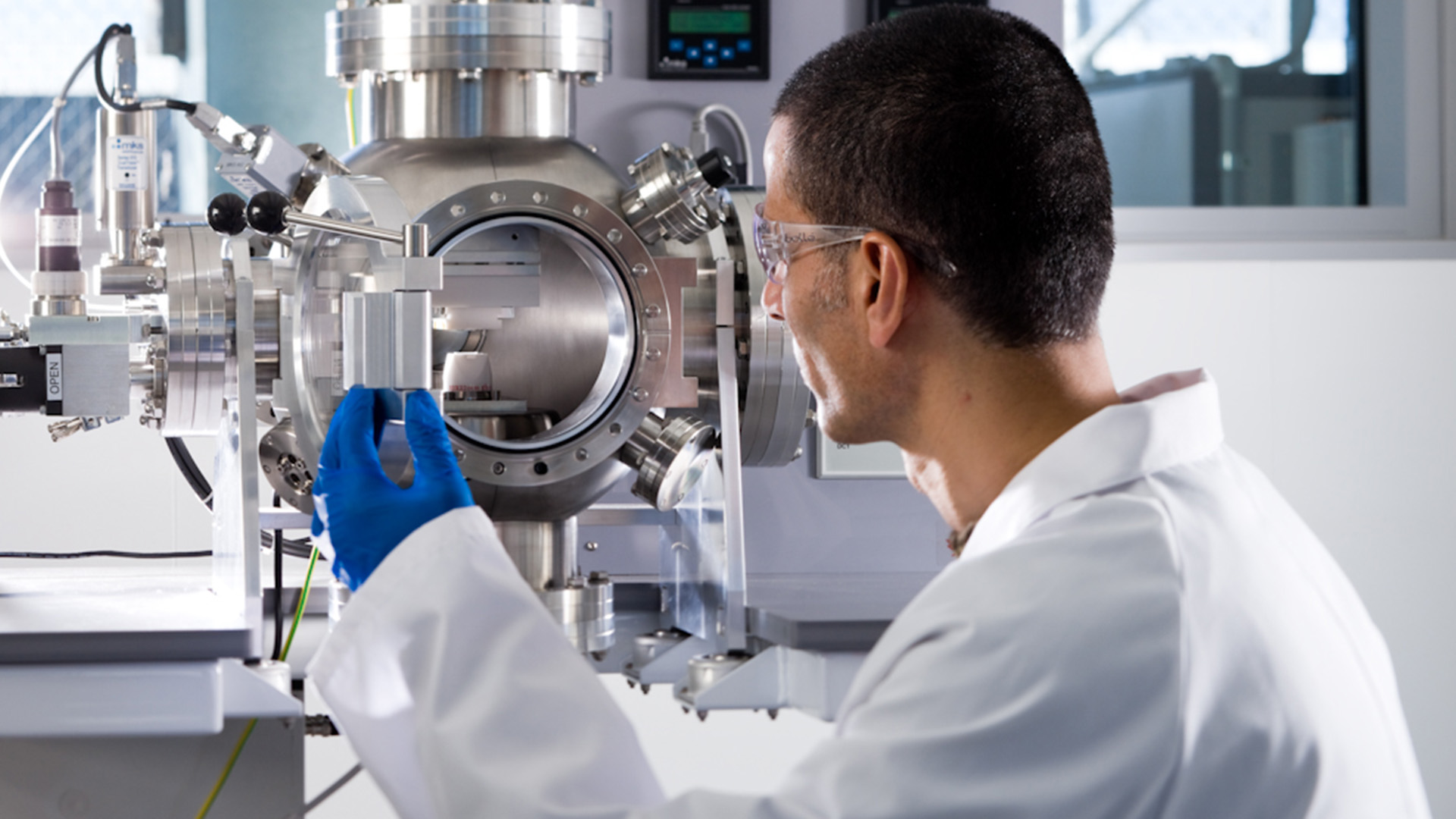 FII researcher in a lab