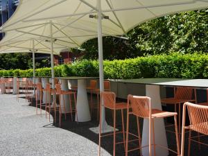 Hub eastern courtyard with high tables, stools and hedge