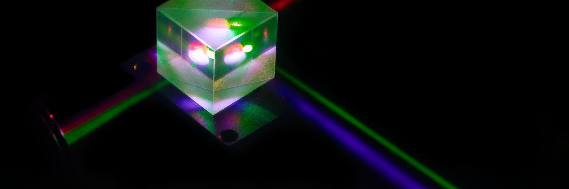 By looking at the colour of light in these crystals and the amount of gas absorption, researchers identify which and in what concentration gas molecules are present.