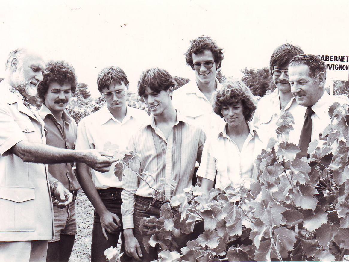 Roseworthy oenology students in 1989, with Dr Bryce Rankine (far left) and Kenneth Leske (Peter’s dad, far right).
