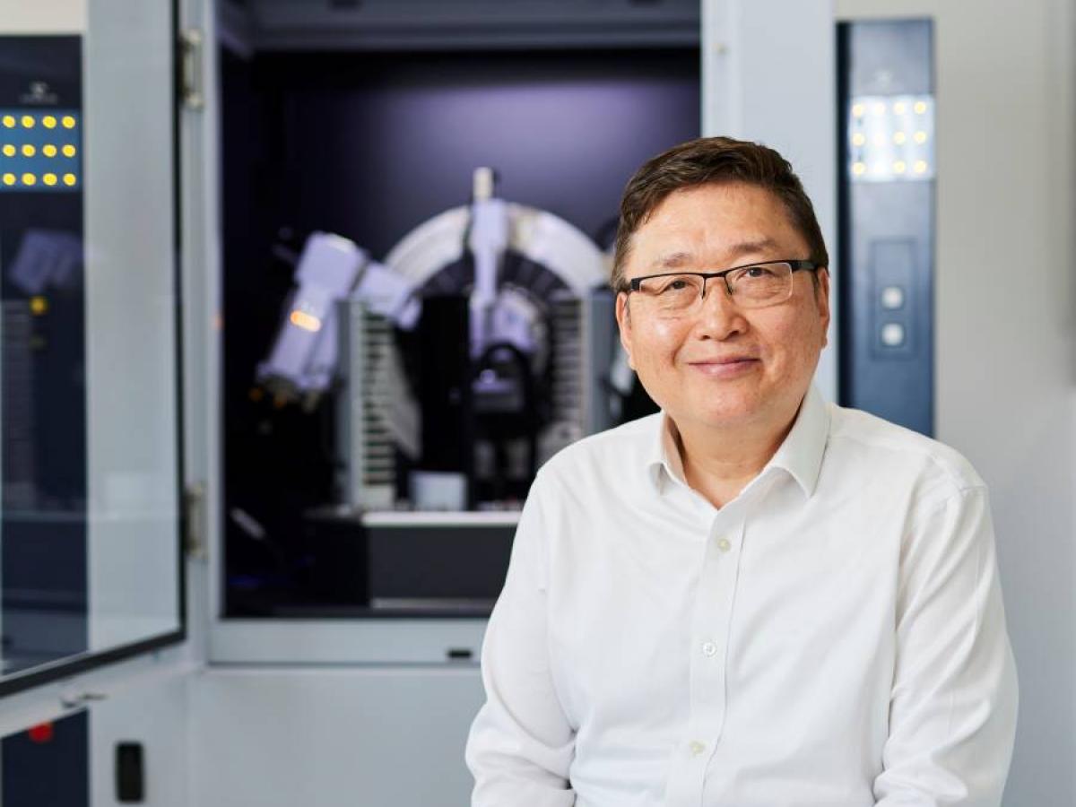 Professor Qiao is the Chair of Nanotechnology in the School of Chemical Engineering and Advanced Materials. 