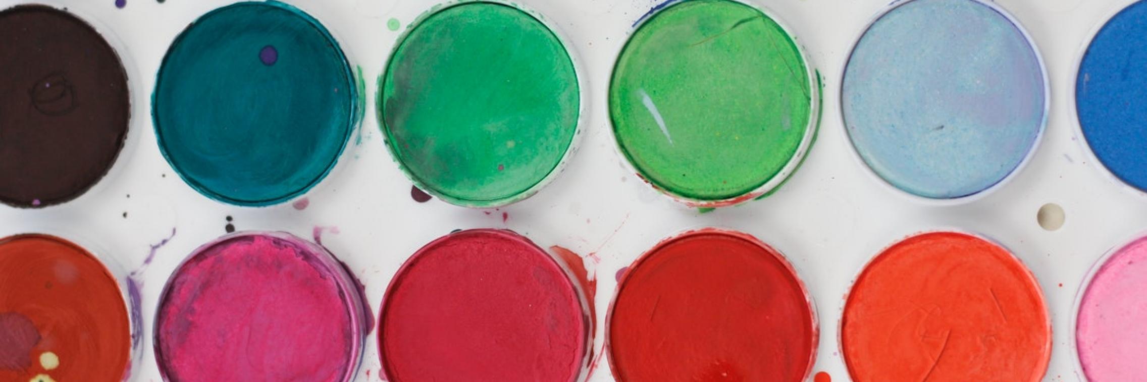 Rows of a variety of watercolour paint dishes