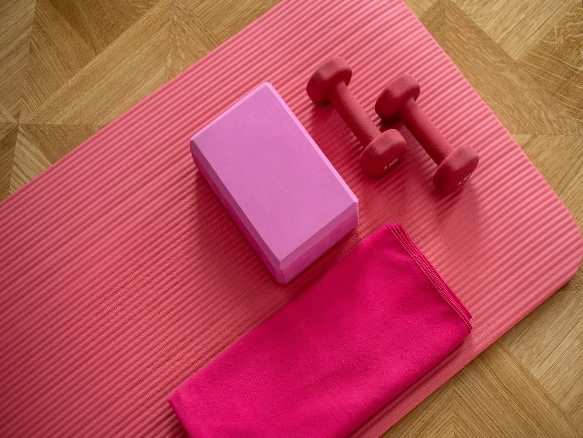 Workout equipments on a yoga mat.