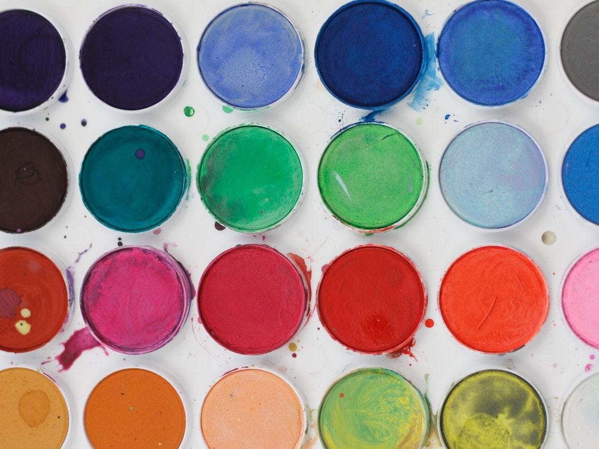 Rows of a variety of watercolour paint dishes